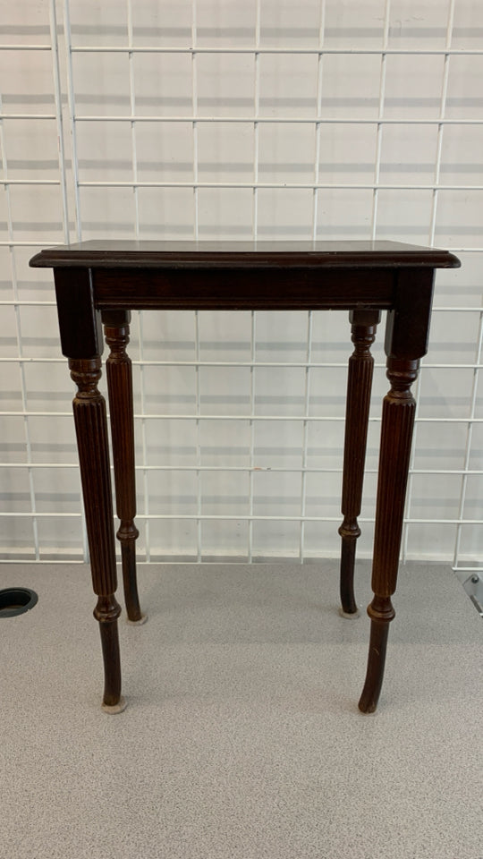 DK WOOD TABLE/PLANT STAND W/CURVED LEGS.