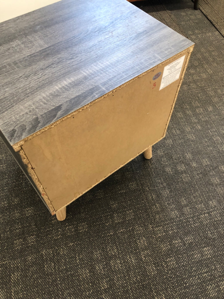 MODERN 2-DRAWER GRAY WOOD SIDE TABLE.