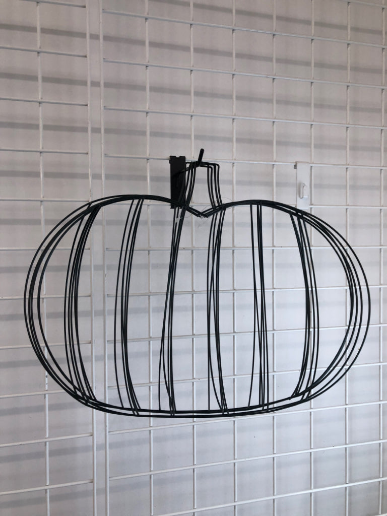 4PK WIRE PUMPKIN WREATH FORM.