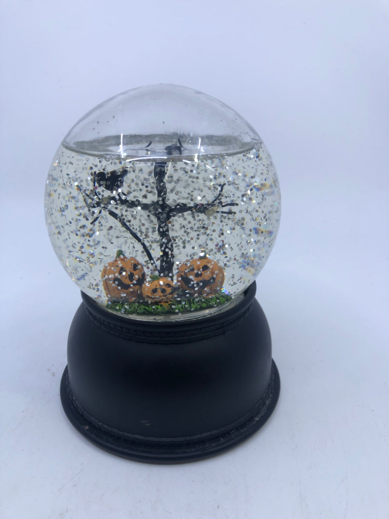 JACK O LANTERN SNOW GLOBE.