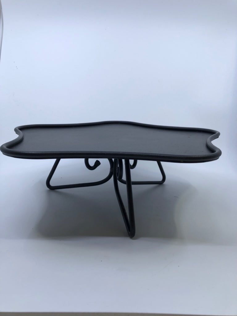 METAL STAR PEDESTAL.
