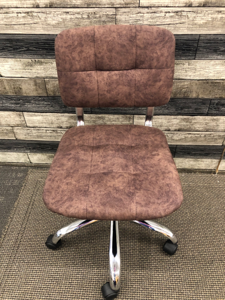 CHOCOLATE SWIVEL OFFICE CHAIR W/ SILVER METAL DETAILS.