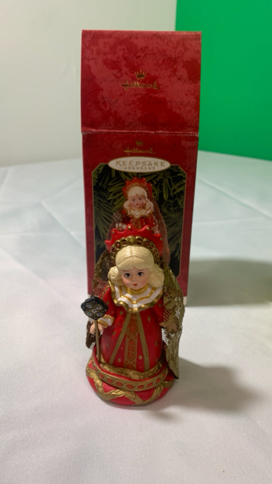 HALLMARK RED QUEEN ORNAMENT.