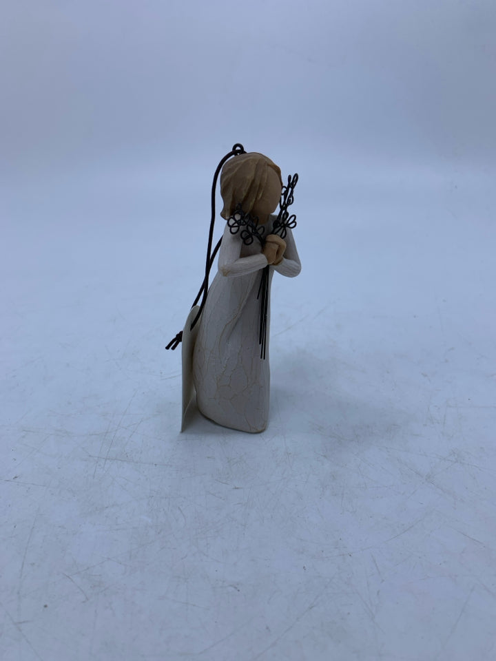 MINI FRIENDSHIP HOLDING METAL FLOWERS.