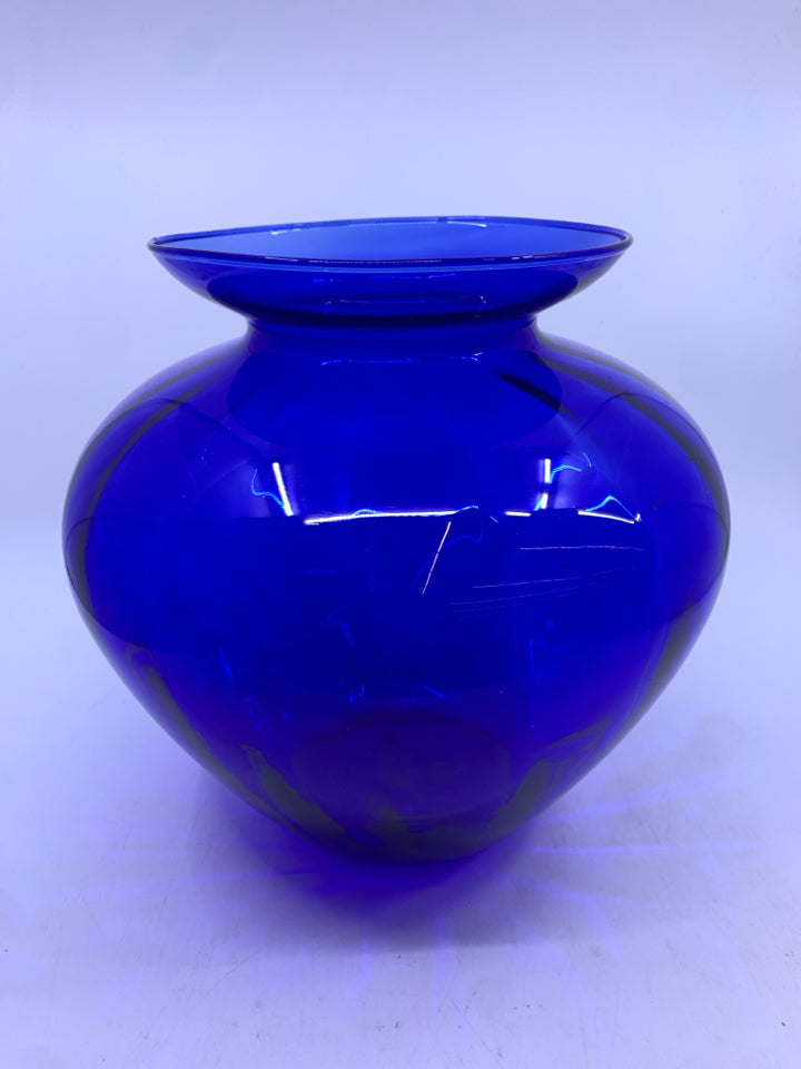 FLARED BLUE GLASS VASE.