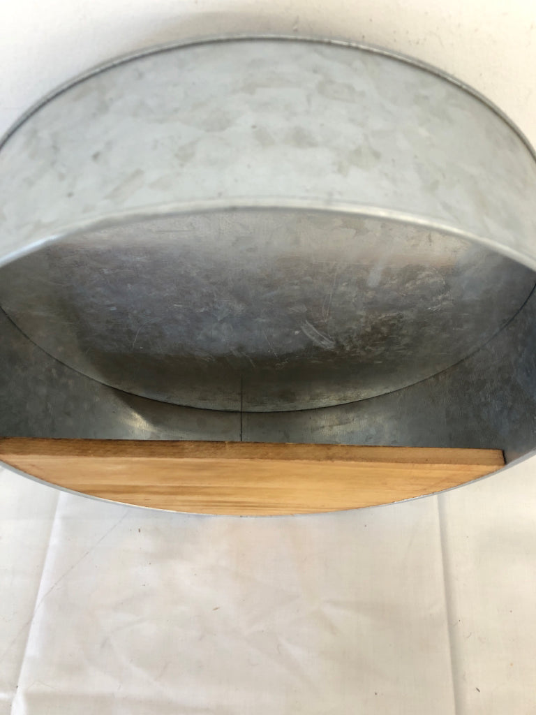 ROUND METAL PLANTER W WOOD FRONT WALL HANGING.