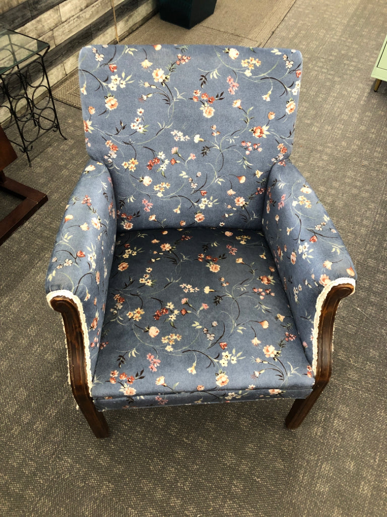 BLUE FLORAL ACCENT CHAIR W/ LACE DETAIL.