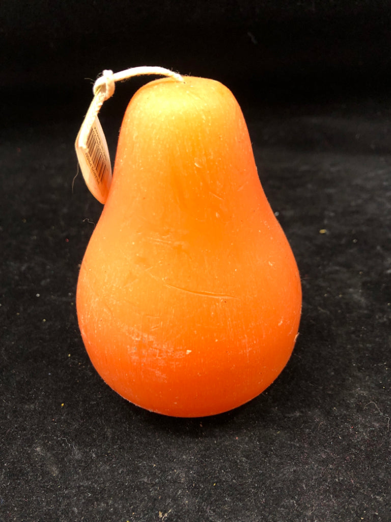 NWT ORANGE PEAR CANDLE.