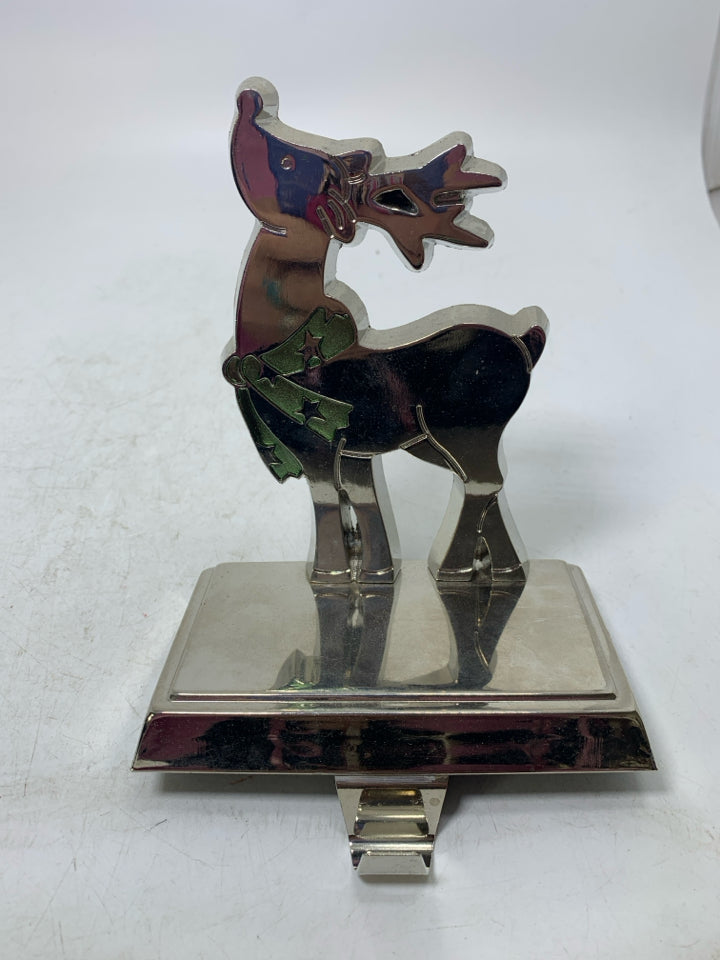 METAL REINDEER W/ GREEN SCARF STICKING HANGER.
