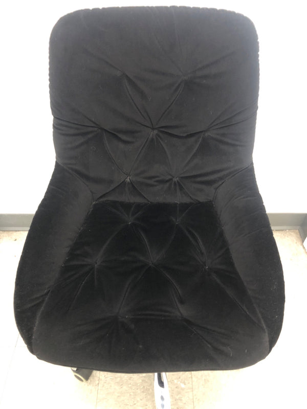 BLACK BUTTON TUFTED OFFICE CHAIR.