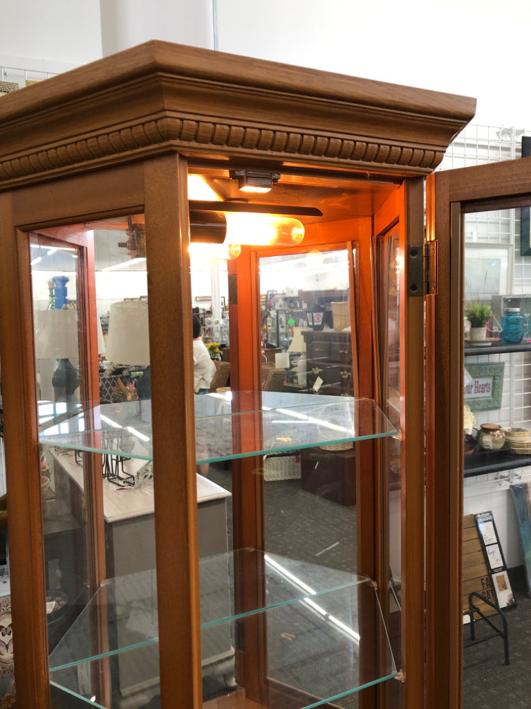 PULASKI LIGHT-UP CURIO CABINET.