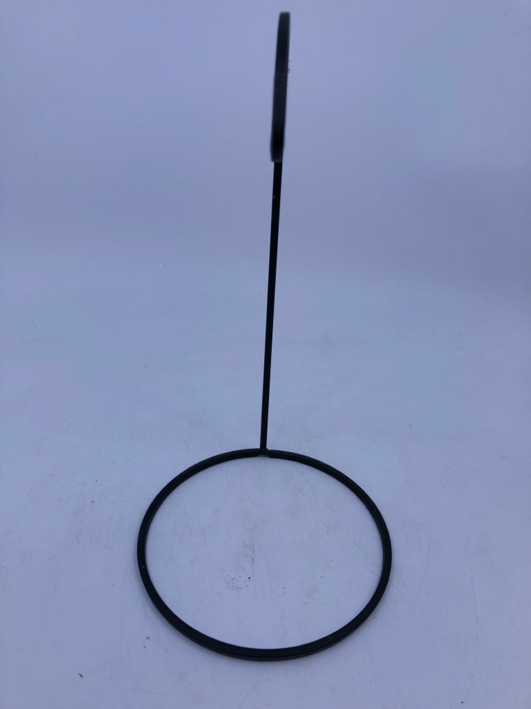 BLACK WROUGHT IRON BULB HOLDER.