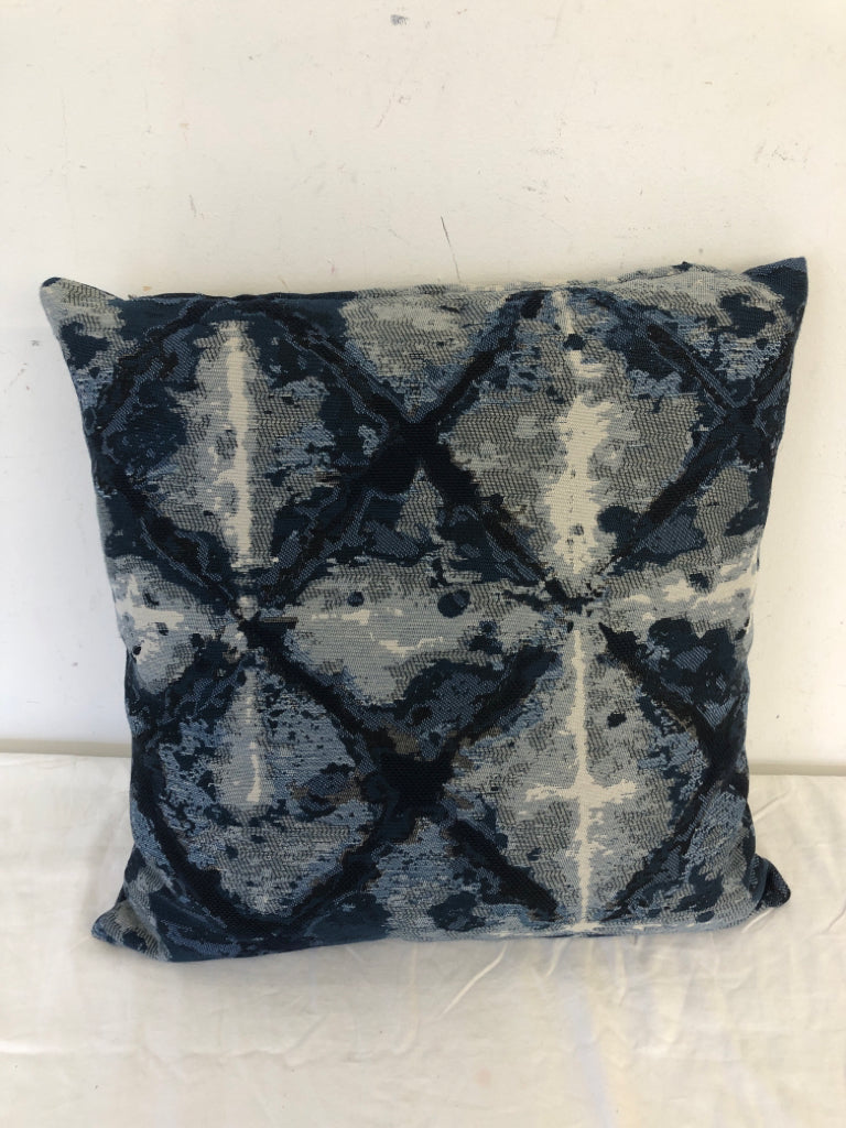 BLUE AND WHITE SQUARE PILLOW.