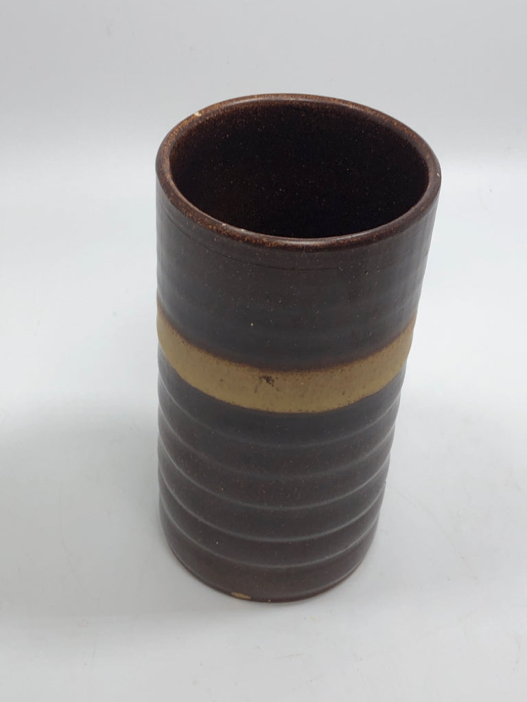 BROWN SPECKLED STONEWARE CUP VASE.