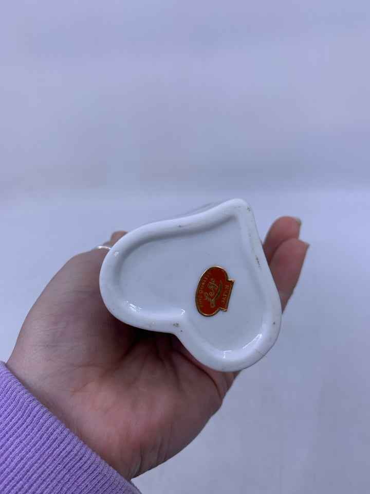 WHITE HEART SHAPED TO GRANDMA W/ LOVE VASE.