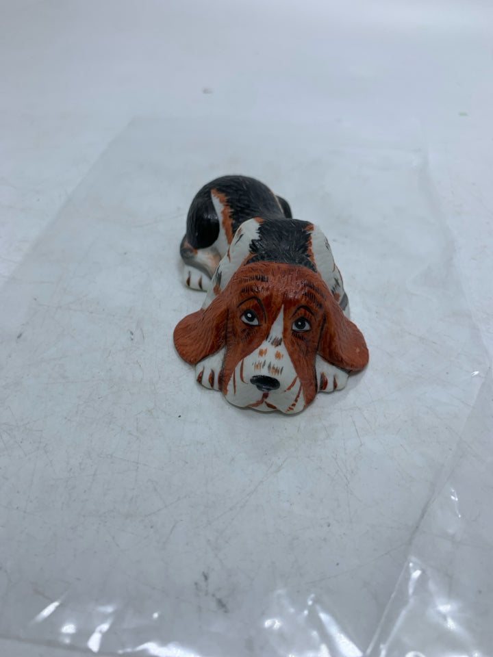 LAYING DOWN BASSET HOUND IN BAG.