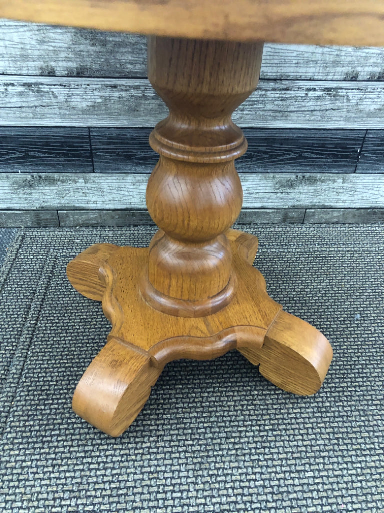 SMALL ROUND OAK WOOD SIDE TABLE.