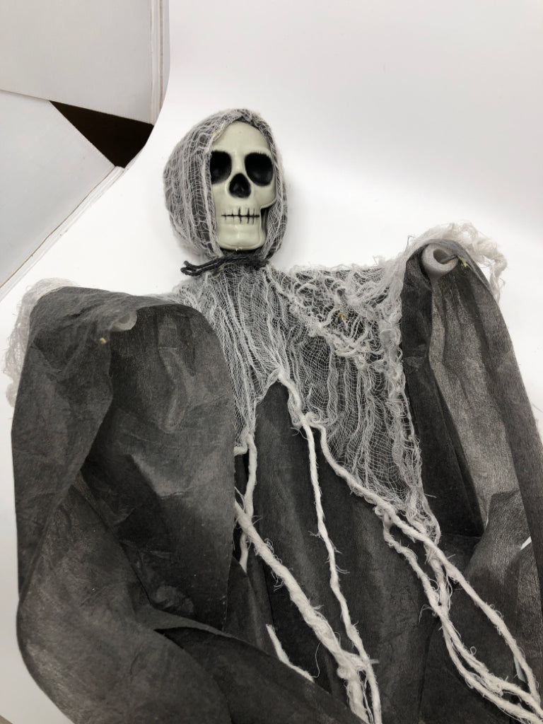REAPER W/TATTERED ROBE WALL HANGING.
