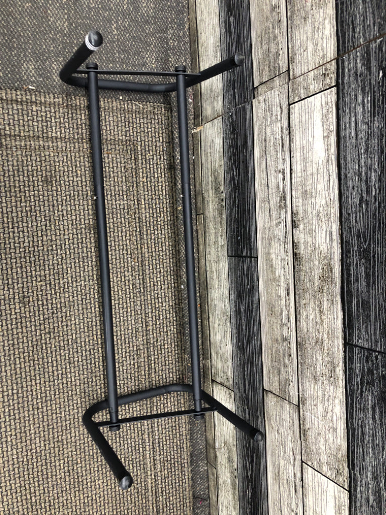 BLACK METAL ADJUSTABLE SHOE RACK.