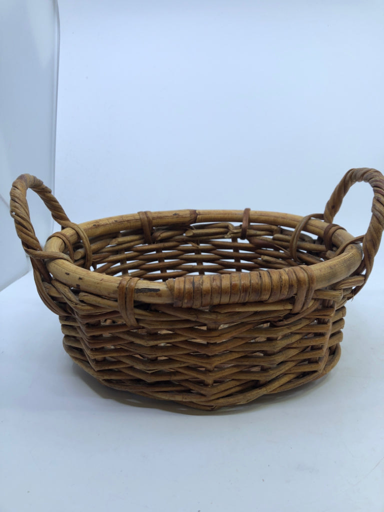SMALL OVAL BASKET W/HANDLES.