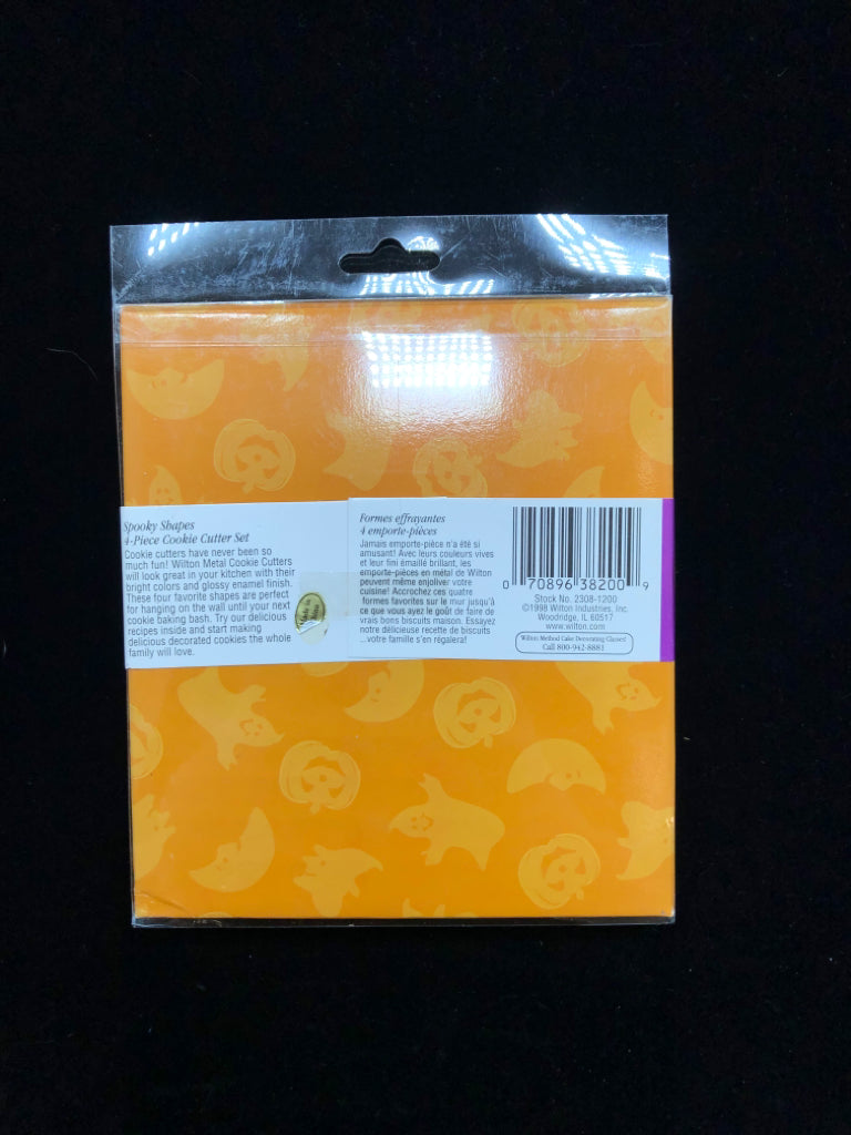 NIB 4PC HALLOWEEN COOKIE CUTTER SET.