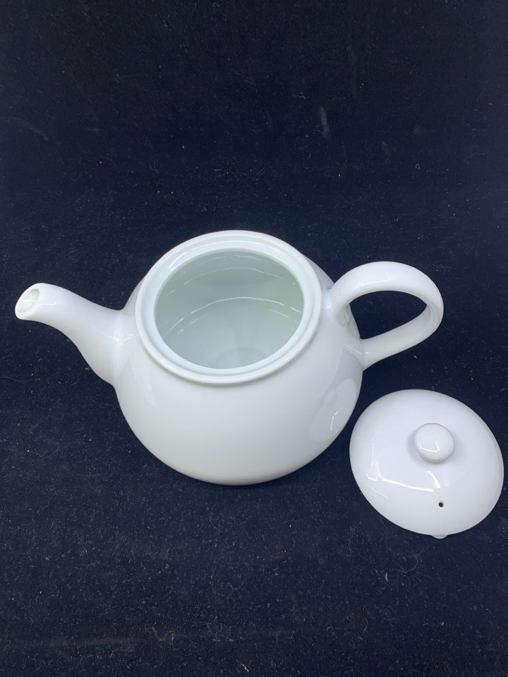 WHITE CERAMIC THRESHOLD TEAPOT.