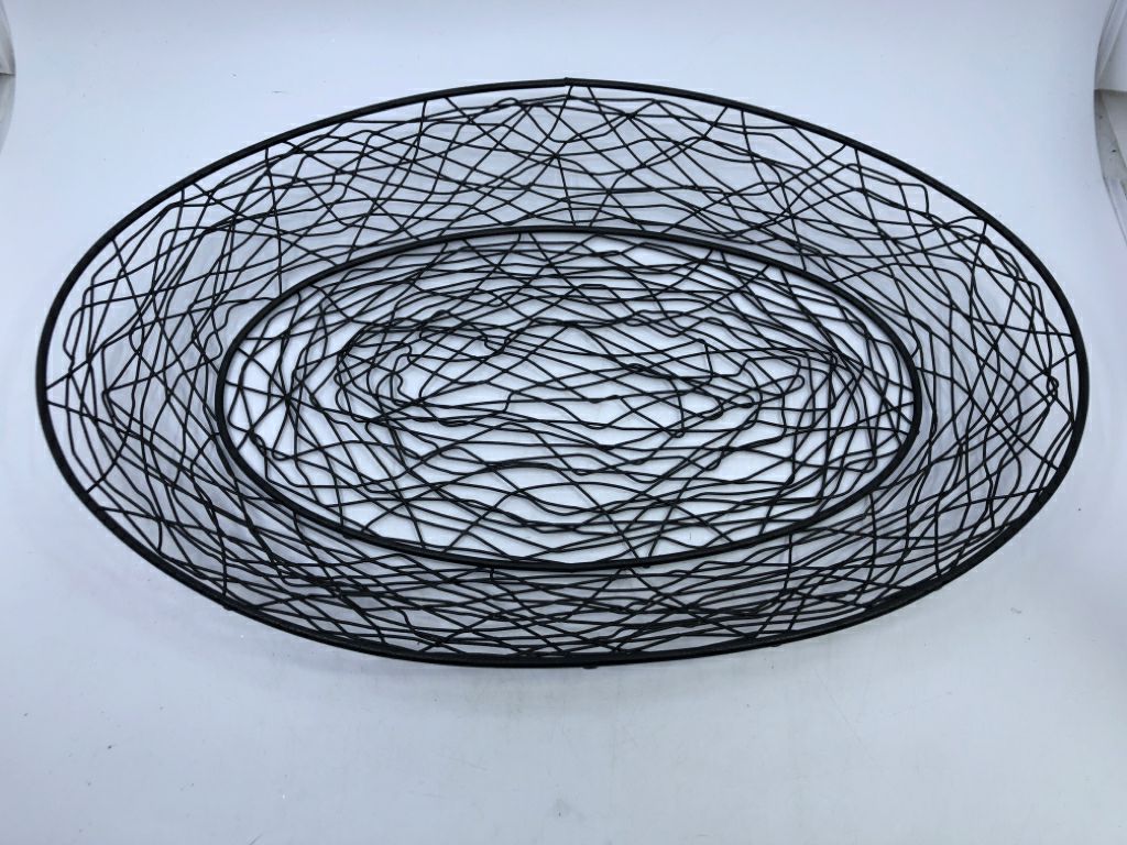 OVAL BLACK THIN SPAGHETTI METAL SERVING TRAY.