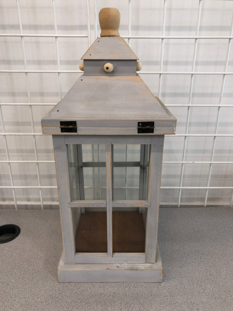 GREY WOOD CANDLE LANTERN.