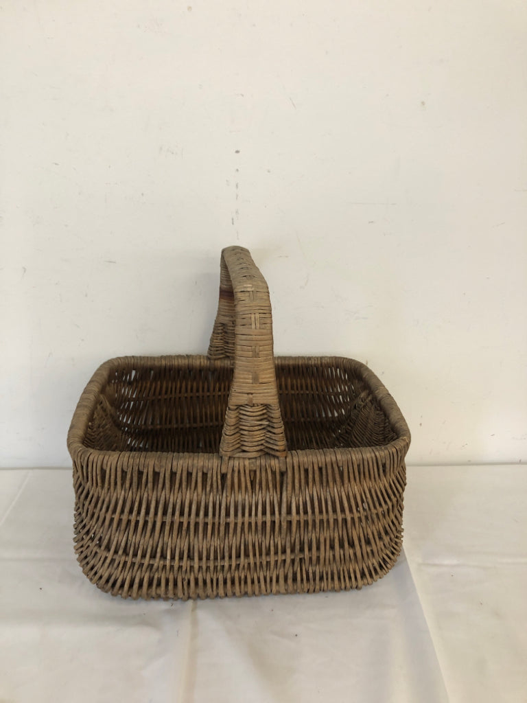 DARK WOVEN BASKET RECTANGLE W HANDLE.