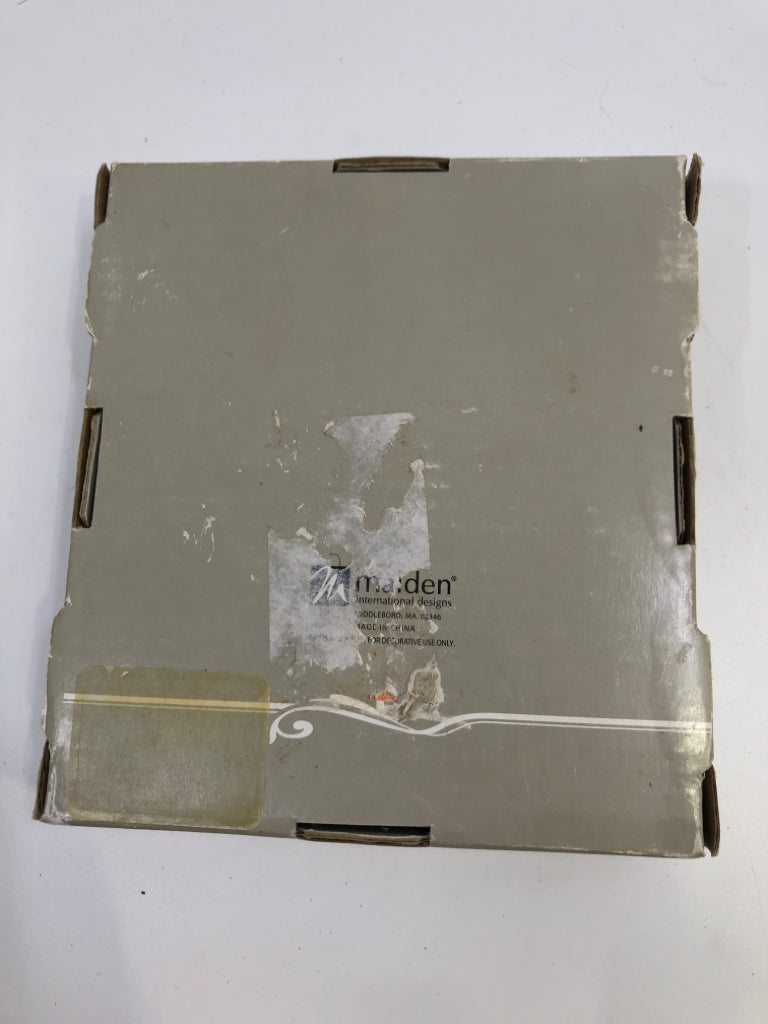 NIP BLING BLING RING PICTURE FRAME MALDEN.