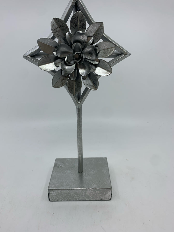 SILVER FLOWER STANDING TABLE DECOR.