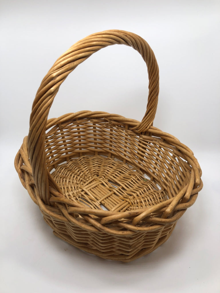 OVAL WICKER BASKET W/HANDLE.