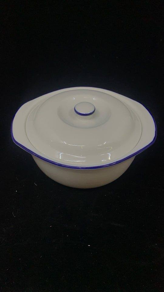 NIB WHITE & BLUE CASSEROLE DISH W/COVER.