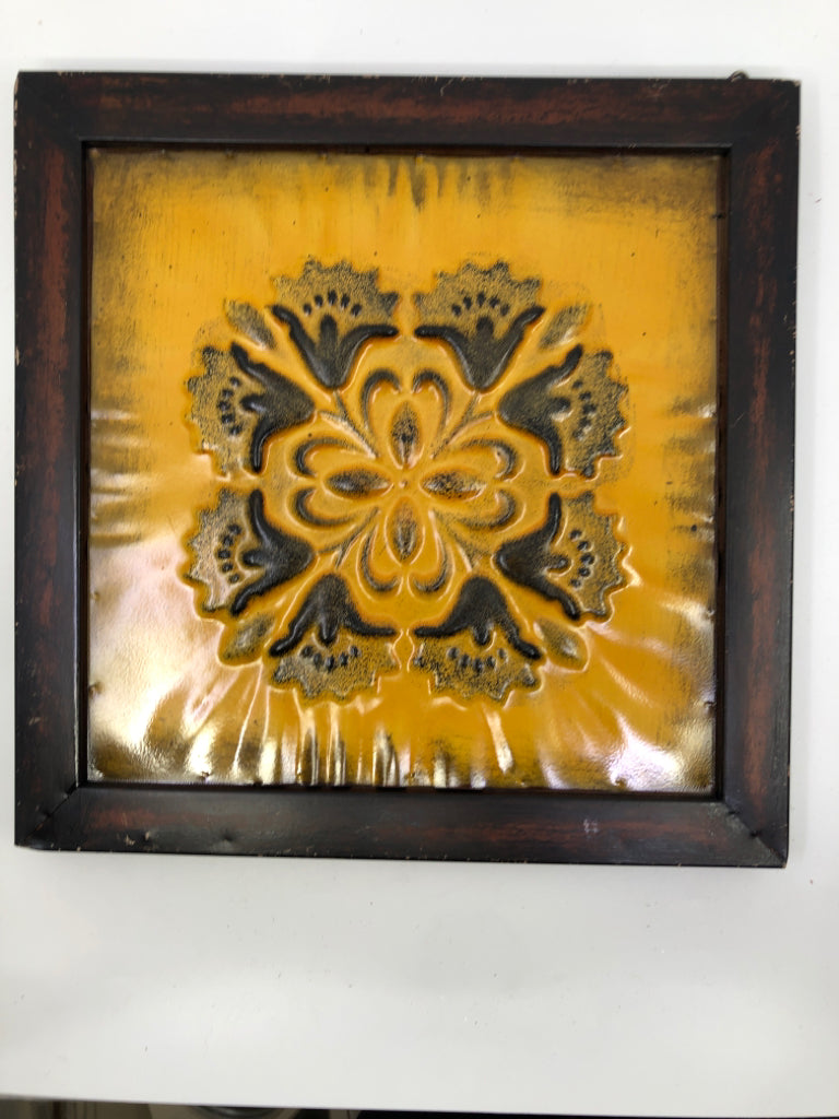 BROWN/YELLOW FLOWER TIN WALL HANGING.