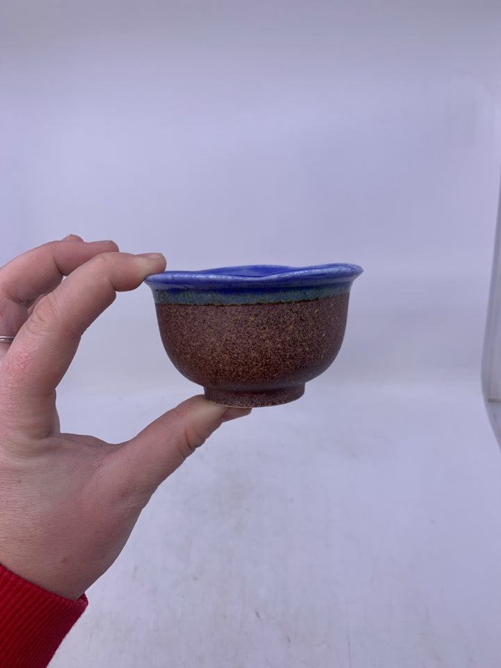 SMALL TEXTURED BROWN OUTSIDE W/ BLUE INSIDE FISH BOWL.