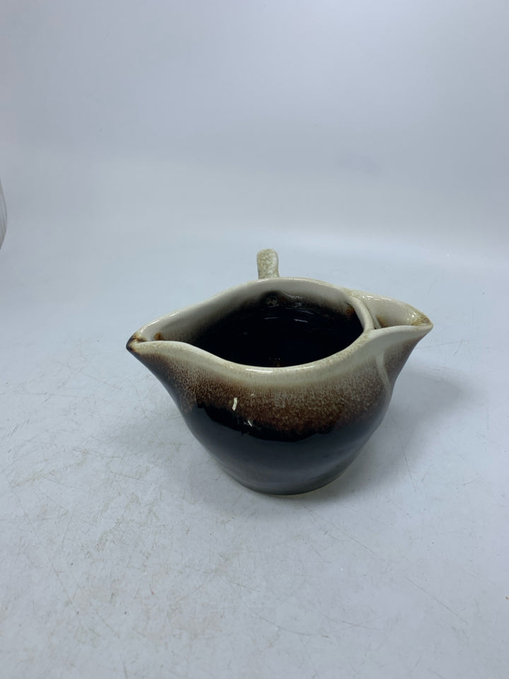 DOUBLE SPOUT CREAMER.