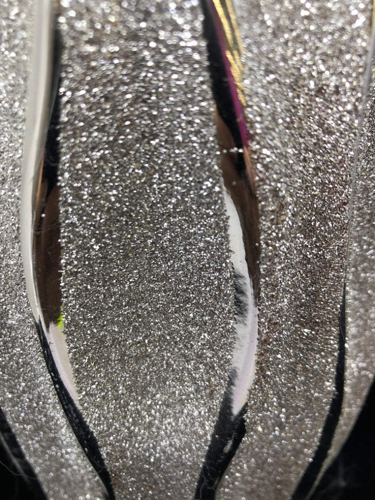 SILVER NARROW GLITTER VASE.