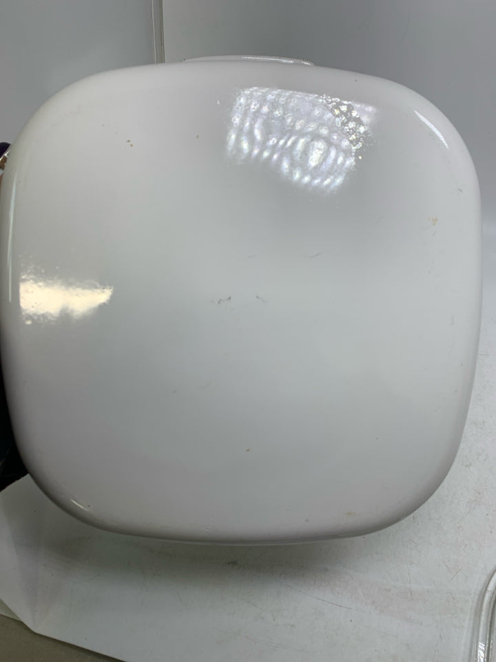 VTG LARGE CASSEROLE DISH W/ LID.