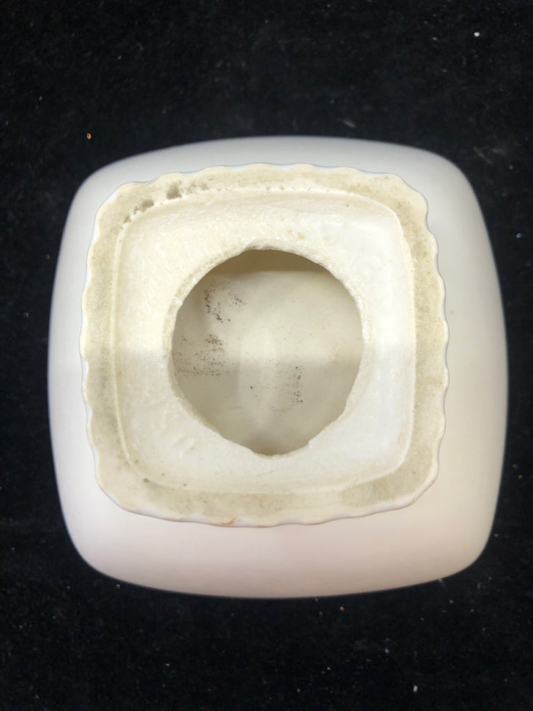 VTG CERAMIC RAISED BOWL W/LINES.