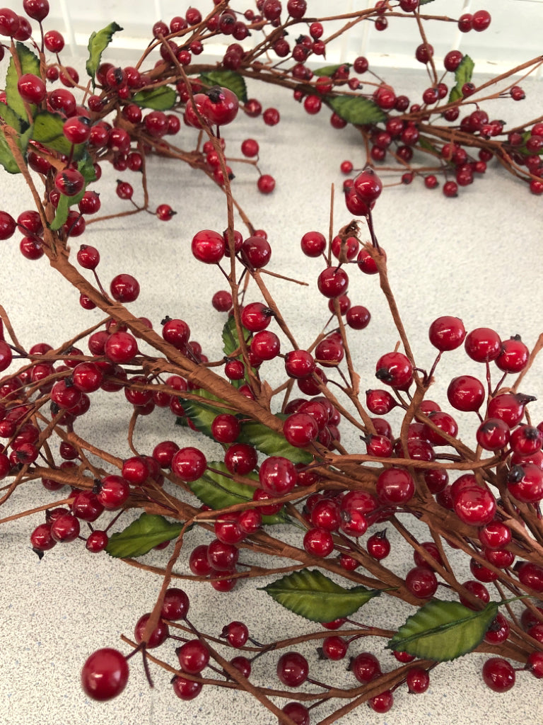 GLOSSY RED BERRY GARLAND.