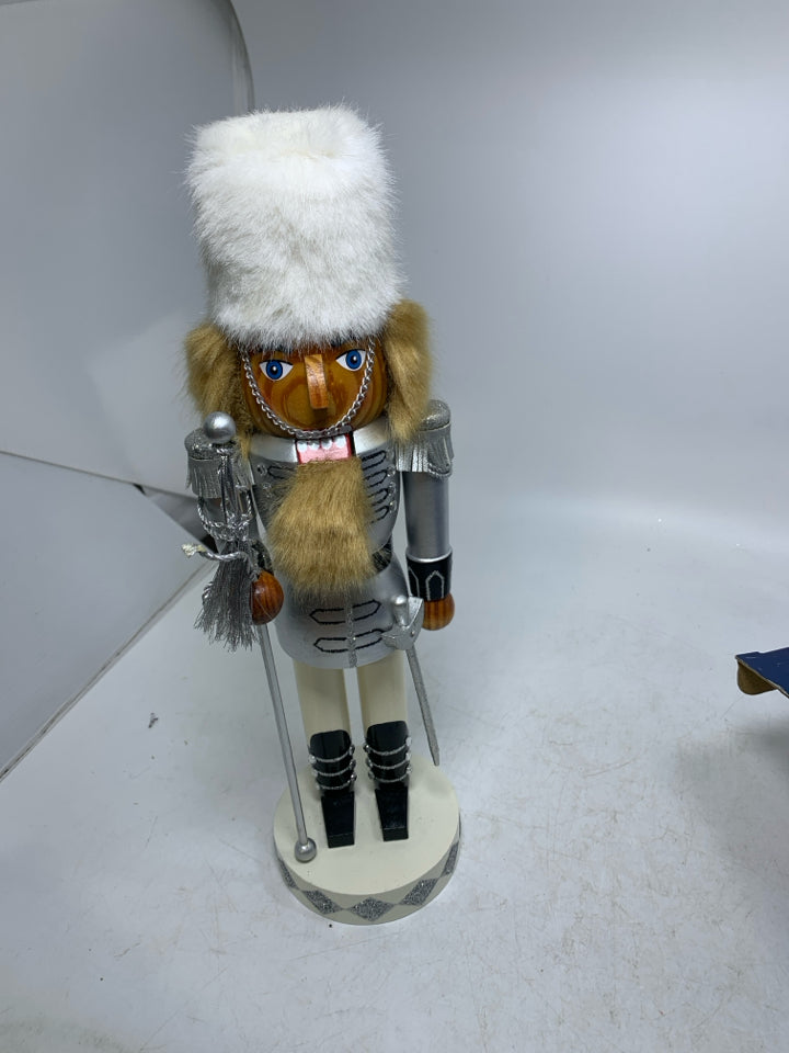 VTG IN BOX NUTCRACKER VILLAGE IN SILVER SOLDIER.