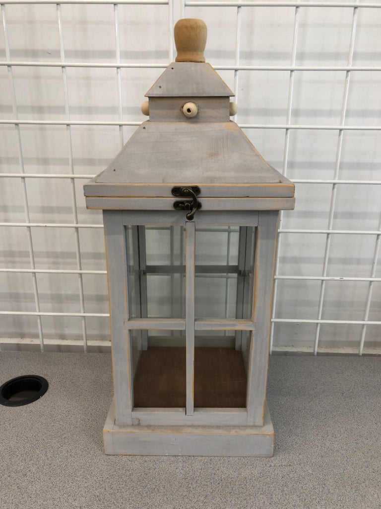 GREY WOOD CANDLE LANTERN.