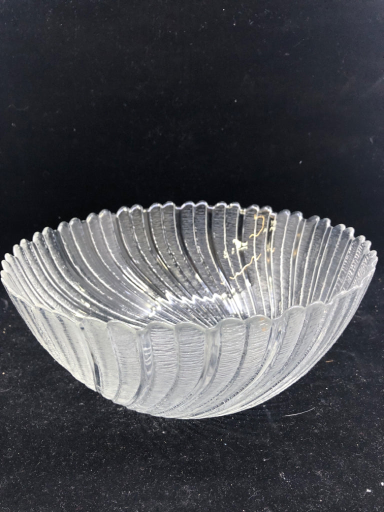 FLORAL SWIRLED PATTERN SERVING BOWL.