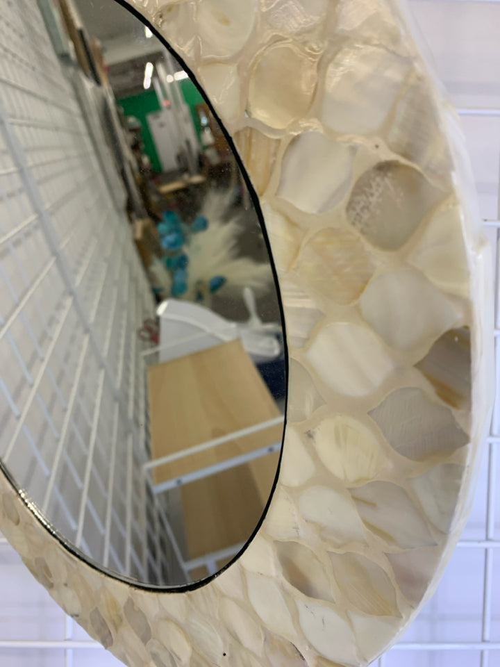 ROUND PEARLESCENT MIRROR.