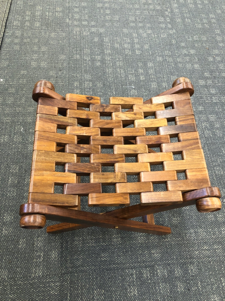 INTERLOCKING WOODEN SLAT FOLDING STOOL.