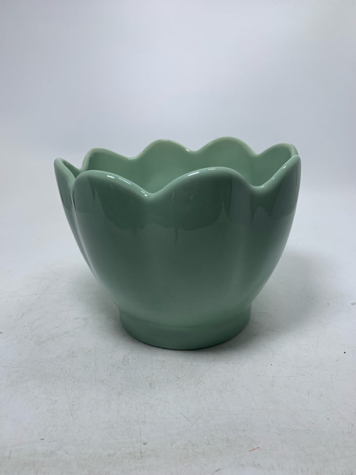 CERAMIC PLANTER W/ SCALLOP EDGE.
