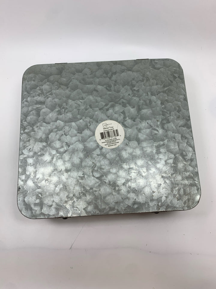 GALVANIZED METAL TRAY W/BROWN HANDLES.