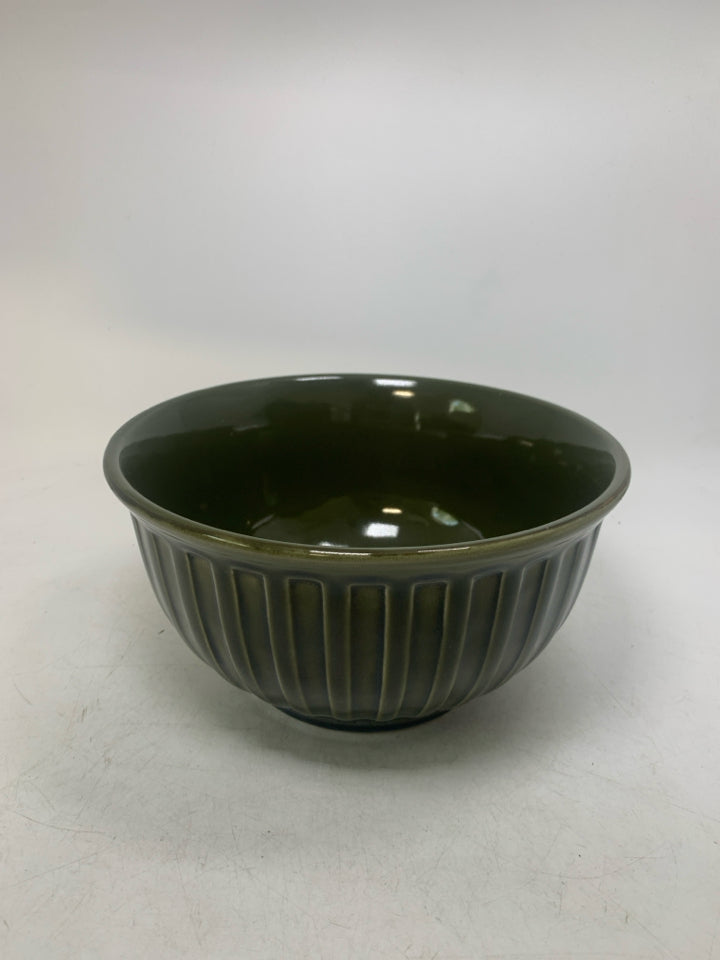 RIBBED HEAVY DARK GREEN BOWL.
