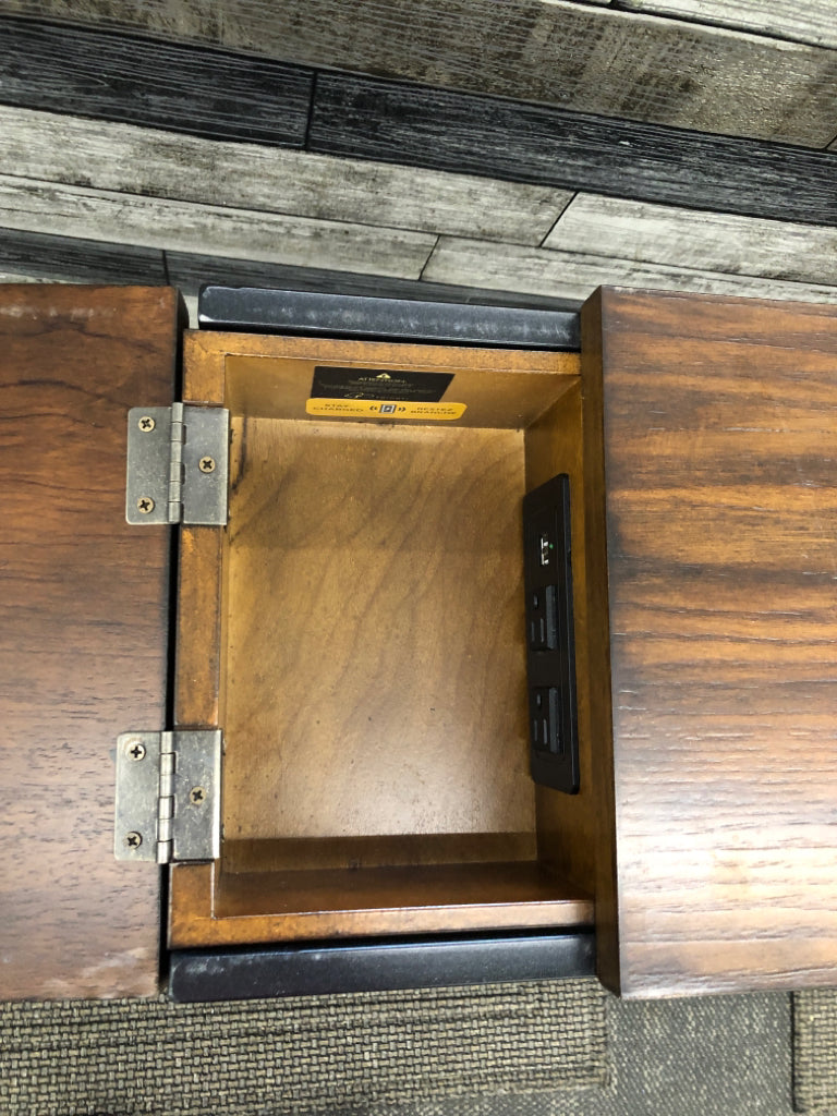 WOOD TOP SIDE TABLE W/BLACK METAL FRAME AND POWER STRIP.