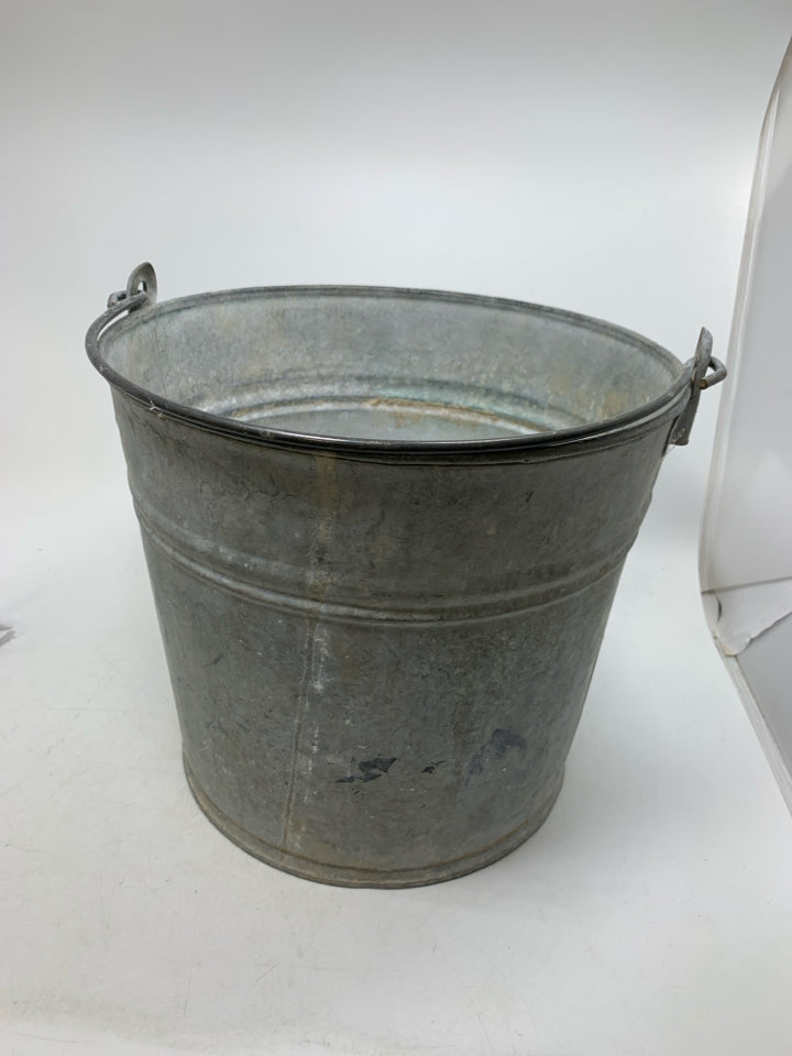 VTG METAL BUCKET.